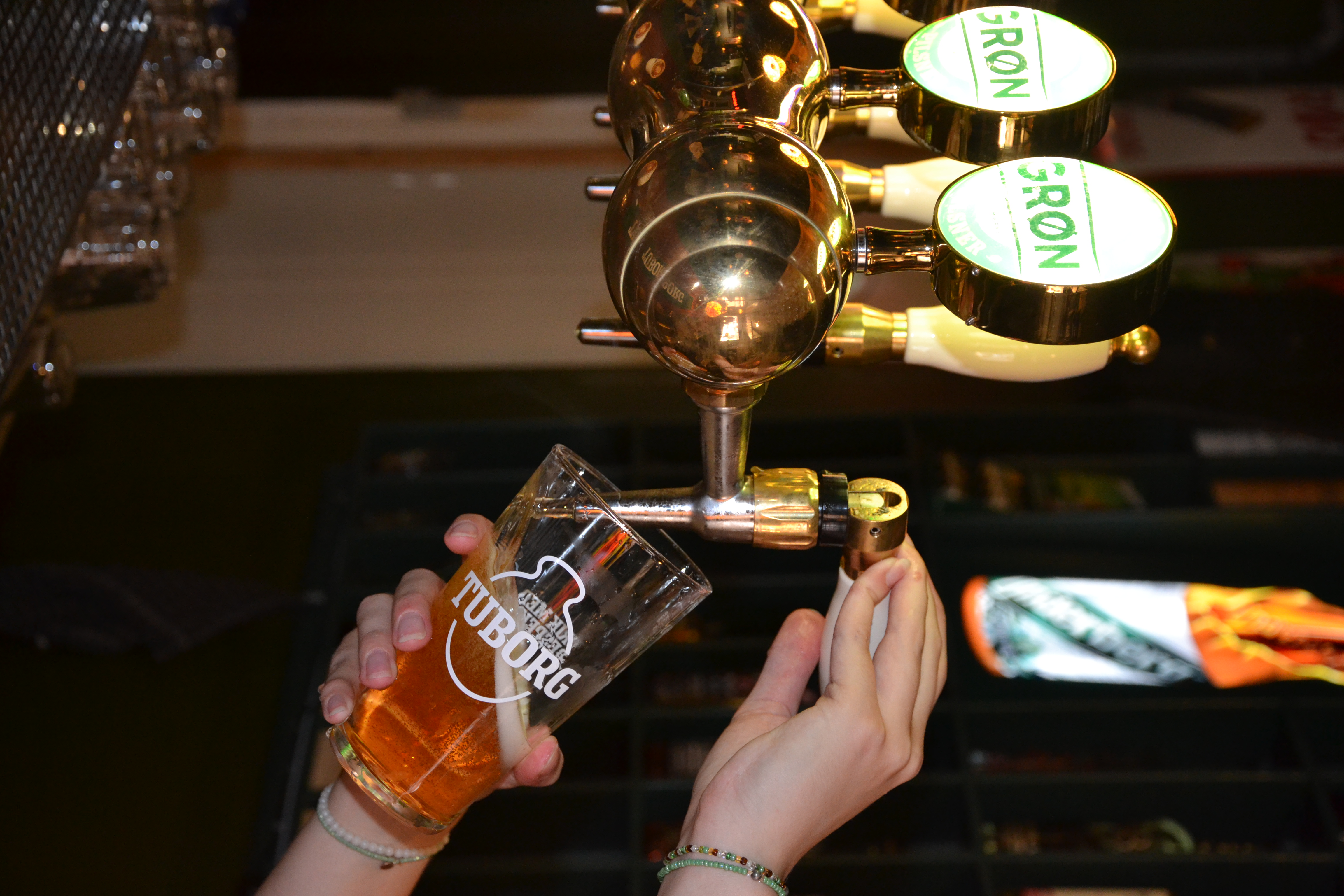 Frisk fadøl bliver skænket fra hanen