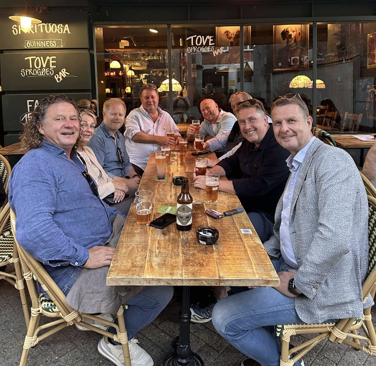 Glade kunder nyder øl sammen