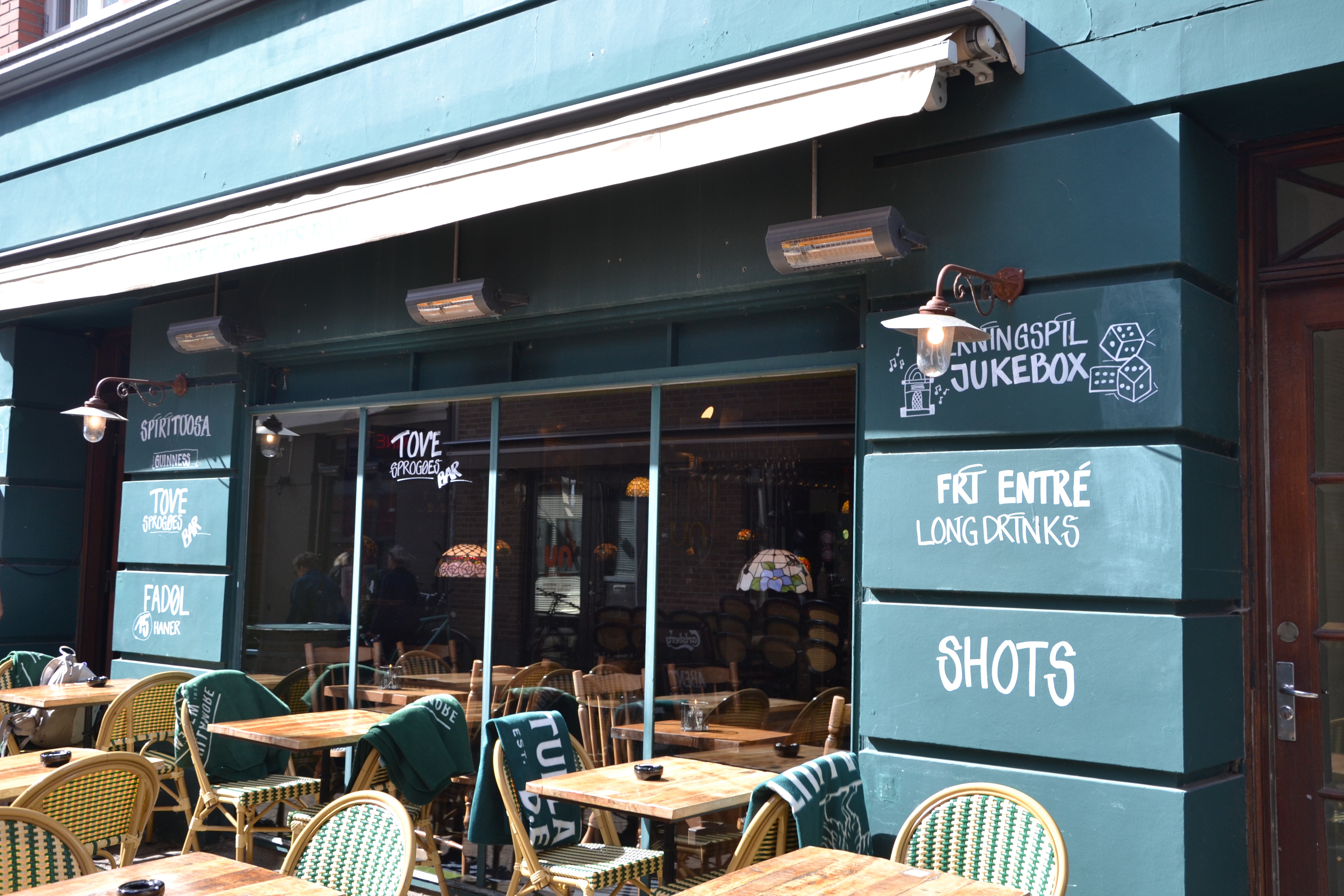 Udendørs spiseplads med kurvemøbler