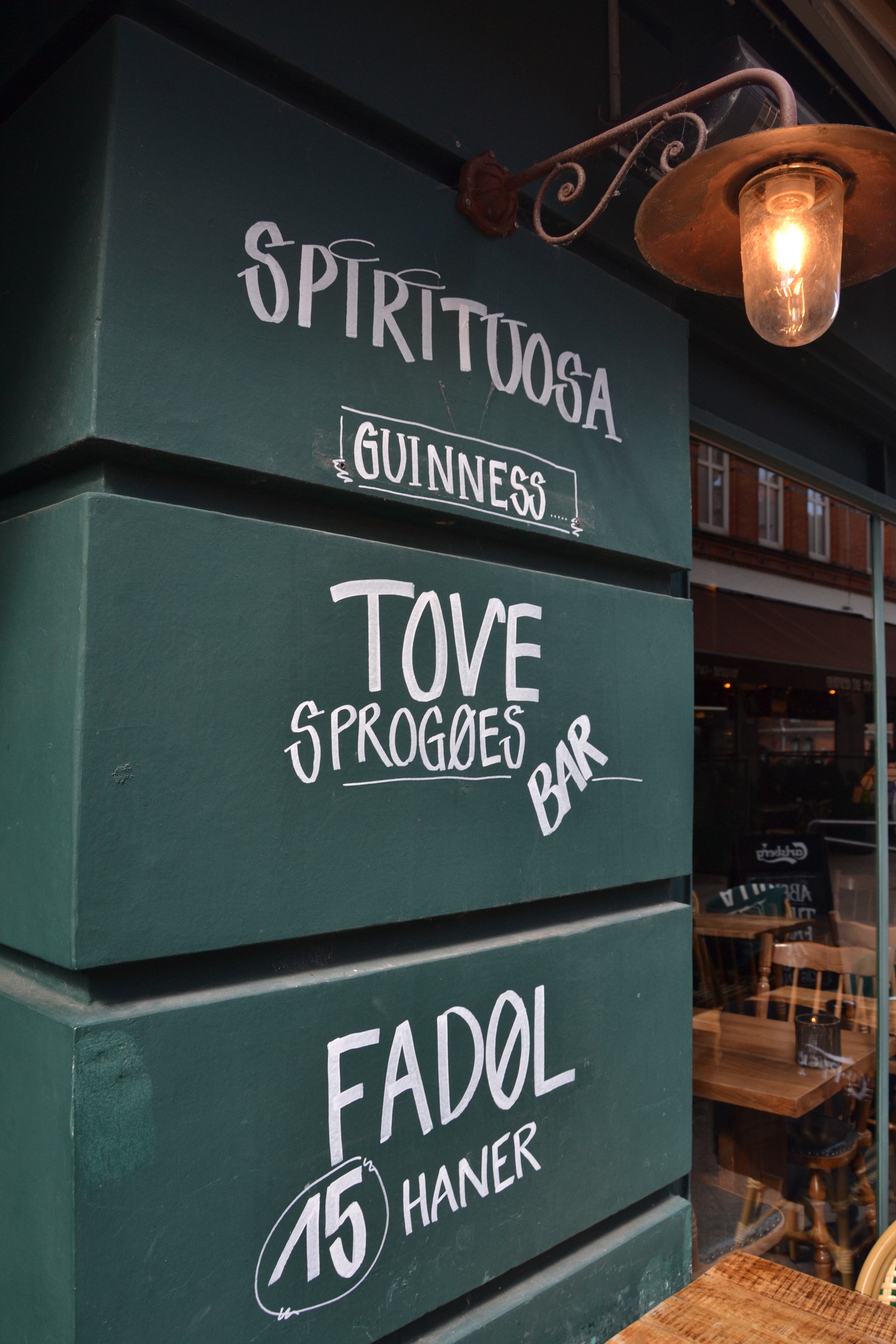 Barens facade om aftenen med varm belysning