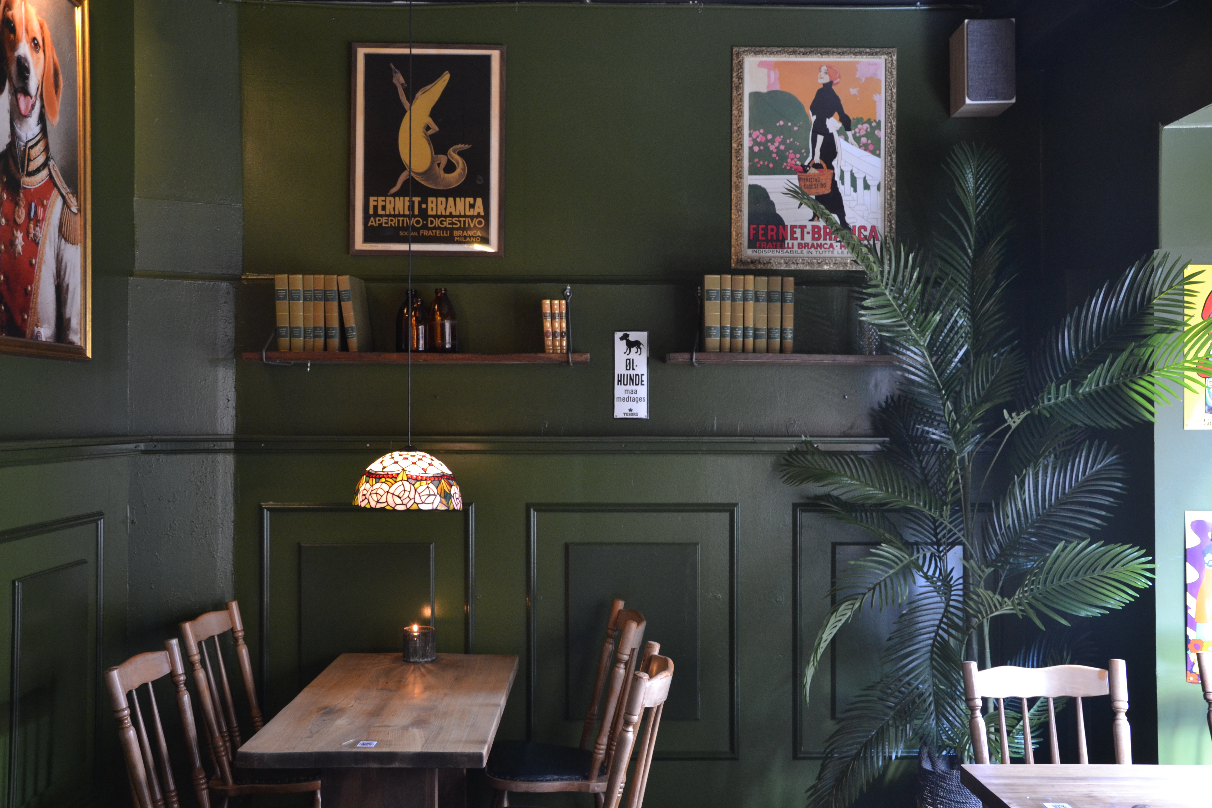 Hyggelig interiør med vintage plakater og Tiffany-lamper